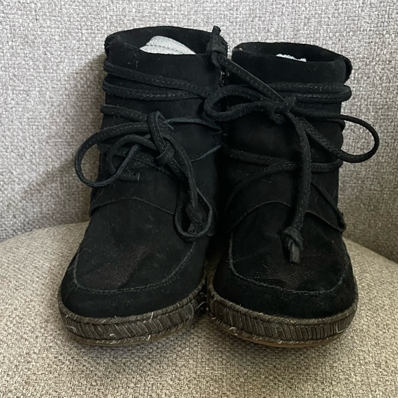 UGG- Reid suede ankle booties. Size 6 in black - Picture 2 of 5